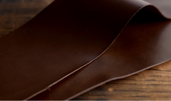ファスナーコインケースの裏面は滑らかなチョコ色の革を使用