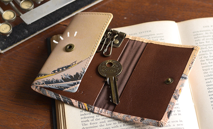 アートヌメレザー キーケース 波の商品ページへ移動する