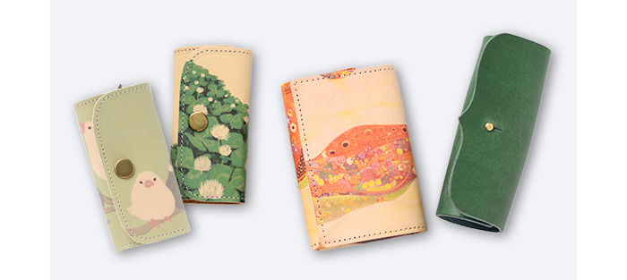 ボタンタイプのキーケースには大きめのものからコンパクトなものまで様々なラインナップがあります