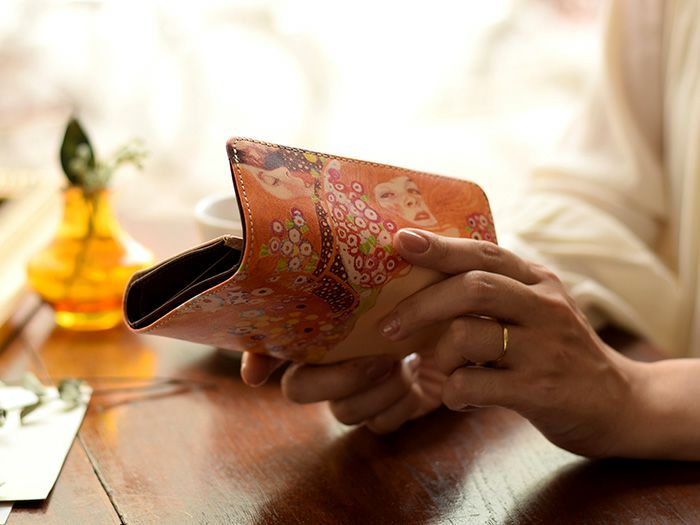 札入れは大きく深い仕様のため安心です。