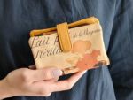 コロンとしたフォルムの可愛い二つ折り財布です。 両手にスッポリ収まるサイズで、小さいバッグの時にもお勧めです。 