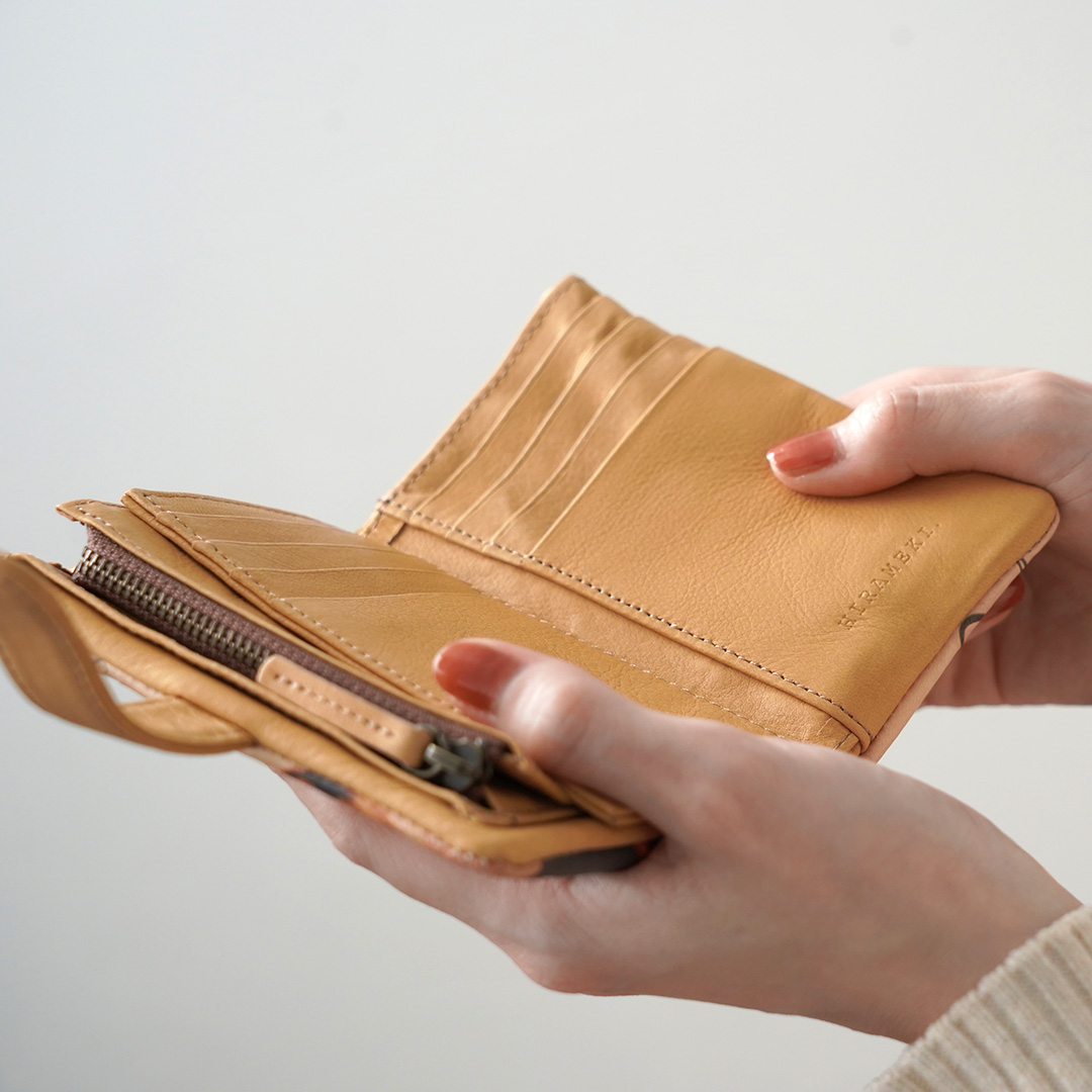 お財布を開くと一枚革に施されたアートの全貌を眺められます♪