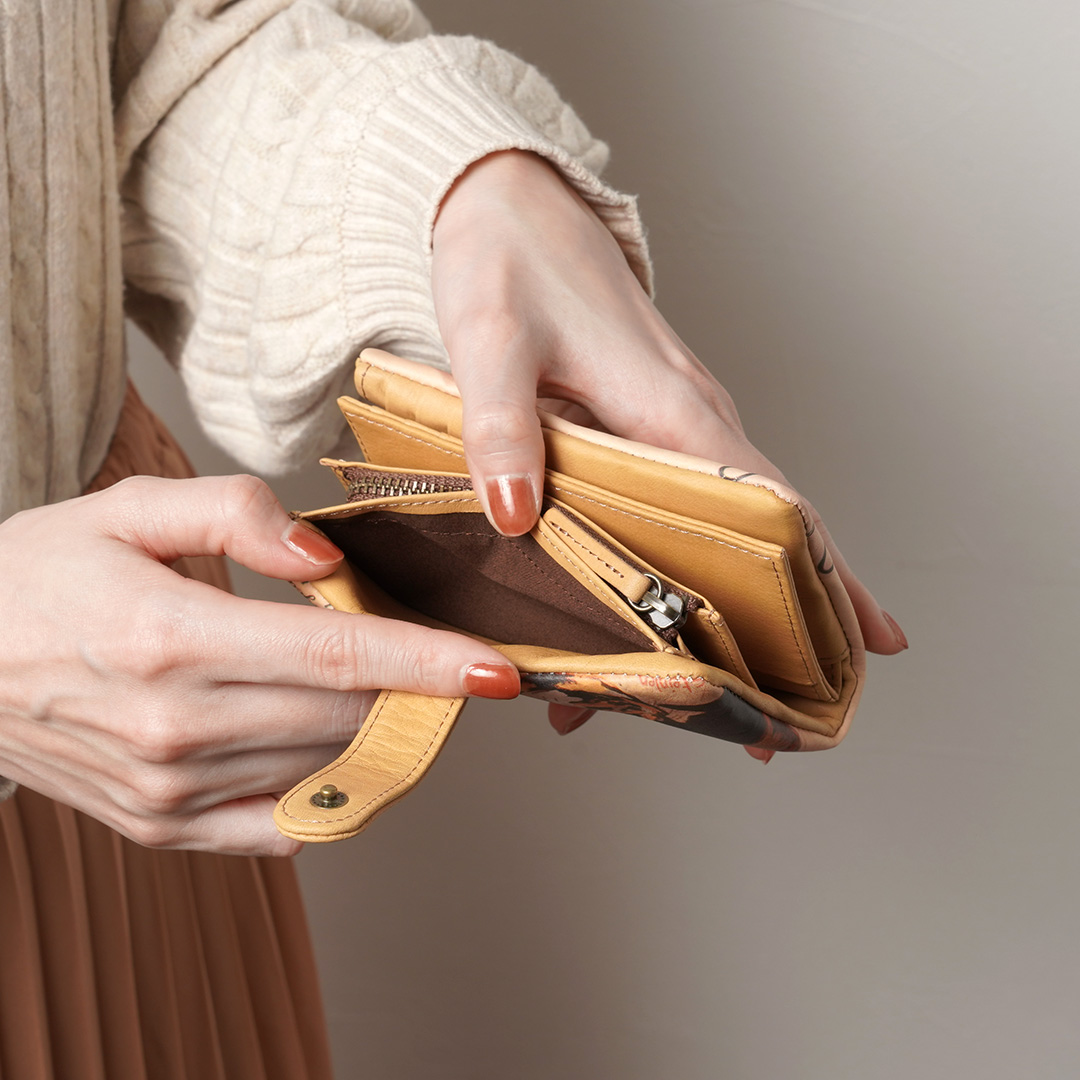 牛革に直接デザインを施すため、革本来の質感を損なうことなく経年変化を楽しめます。上質なやわらかさを加え、思わず触りたくなるような質感を追求しました。