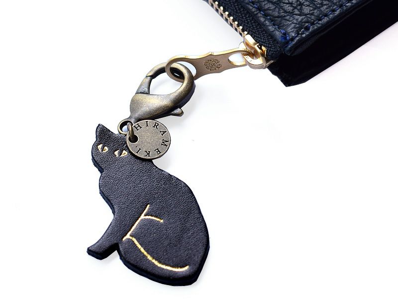 ファスナーや、ストラップ、キーホルダーなどの穴があるところへなら簡単に付けられます♪