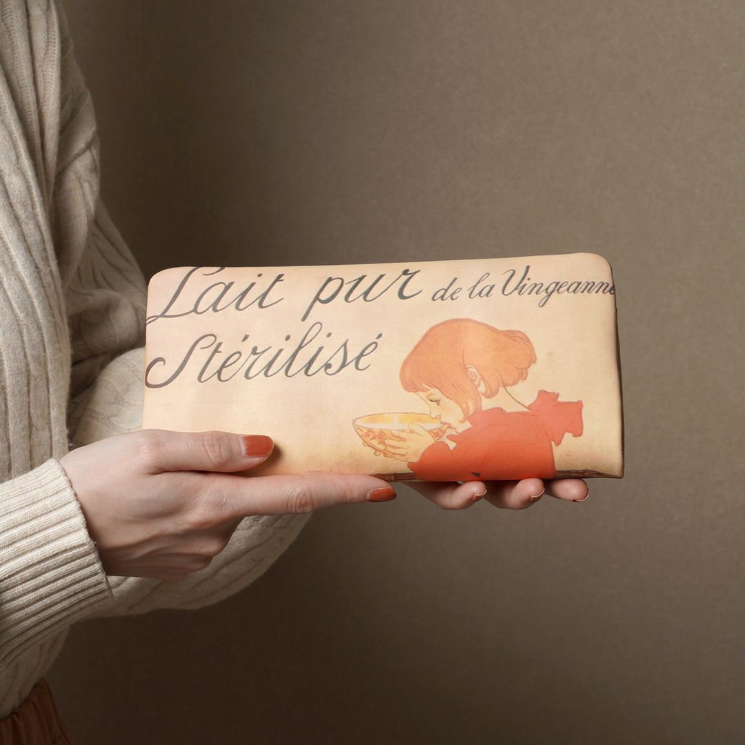 大きな一枚革を使った全面アートレザー仕様