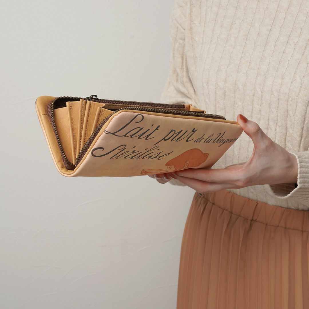 牛革に直接デザインを施すため、革本来の質感を損なうことなく経年変化を楽しめます。上質なやわらかさを加え、思わず触りたくなるような質感を追求しました。