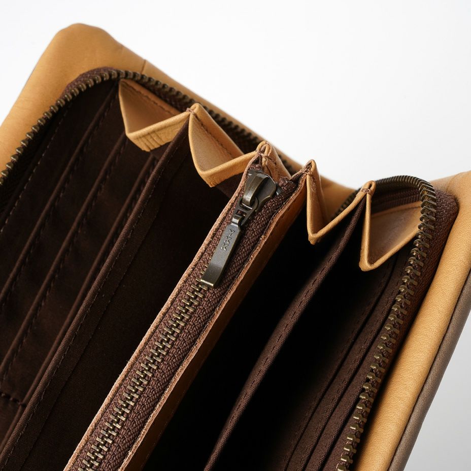 両サイドに４か所ずつとジャバラ背面にもカードポケットが付いています。