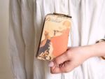 牛革に直接デザインを施すため、革本来の質感を損なうことなく経年変化を楽しめます。上質なやわらかさを加え、思わず触りたくなるような質感を追求しました。