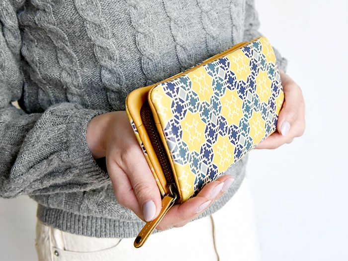 少し大きめのサイズ設計ですが、空気を包み込んだ袋縫いの丸いフォルムと、 ふんわりとしたやわらかさが、その大きさを感じさせません。