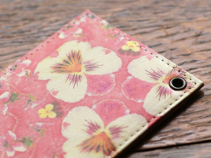 牛革に直接デザインを施すため、革本来の質感を損なうことなく経年変化を楽しめます。