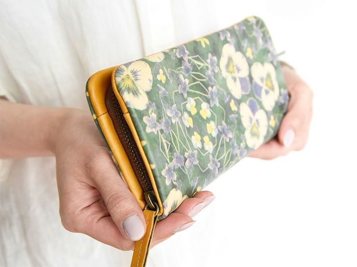 ファスナーを開くだけで中身が一望できます。