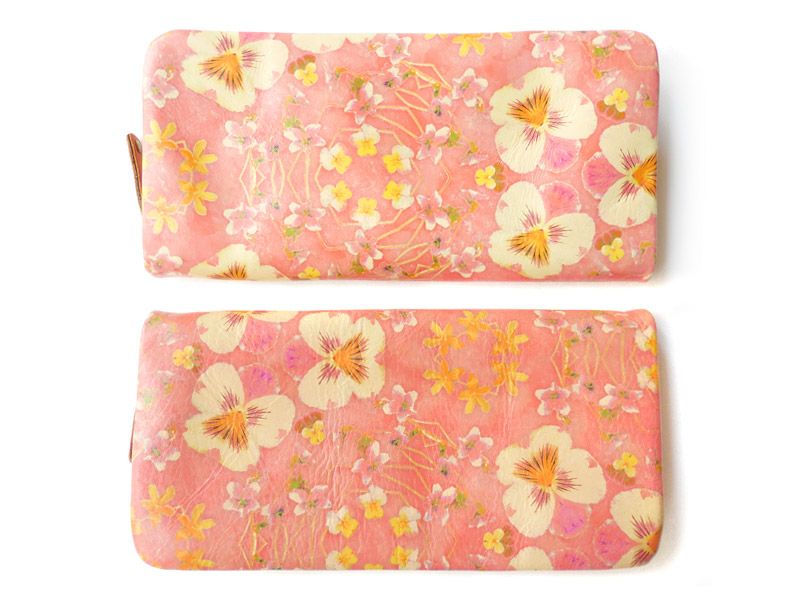 大きな一枚革を使った全面アートレザー仕様