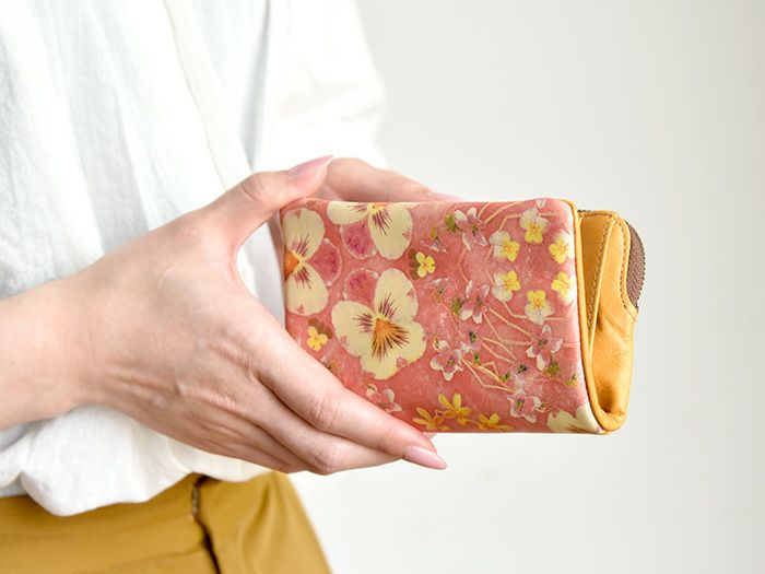 牛革に直接デザインを施すため、革本来の質感を損なうことなく経年変化を楽しめます。上質なやわらかさを加え、思わず触りたくなるような質感を追求しました。