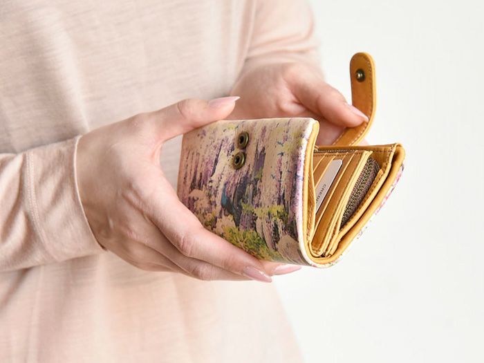 お財布を開くと一枚革に施されたアートの全貌を眺められます♪