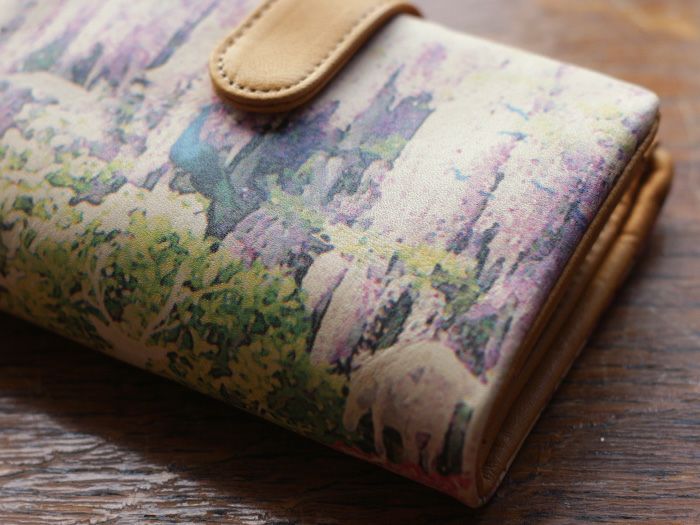 牛革に直接デザインを施すため、革本来の質感を損なうことなく経年変化を楽しめます。上質なやわらかさを加え、思わず触りたくなるような質感を追求しました。