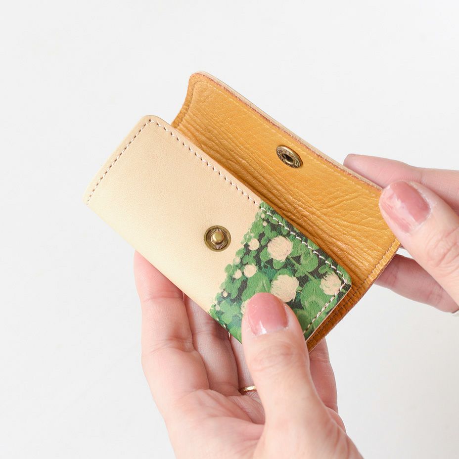 スナップボタンで開閉する仕様です