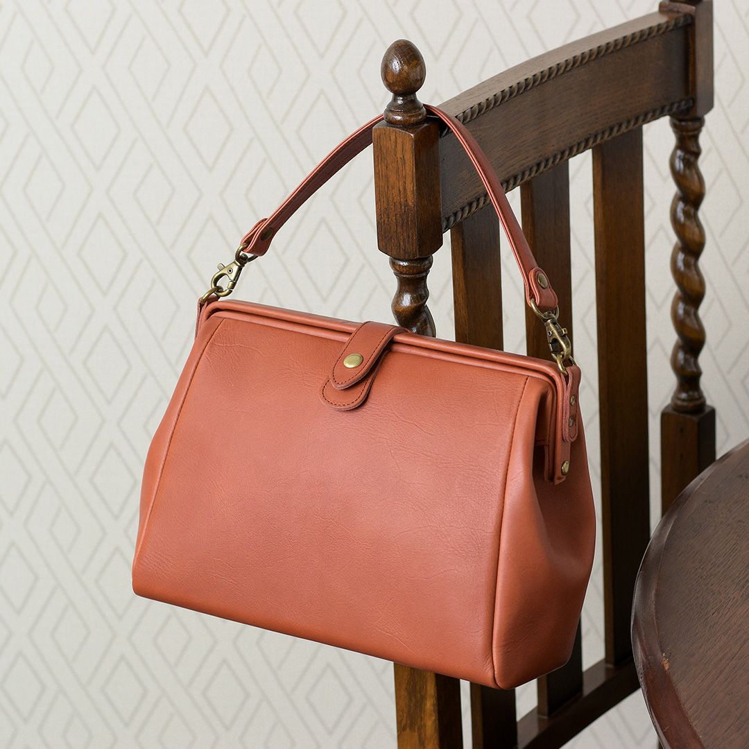 レンガのような温もりのある、アンティーク調の赤茶色。