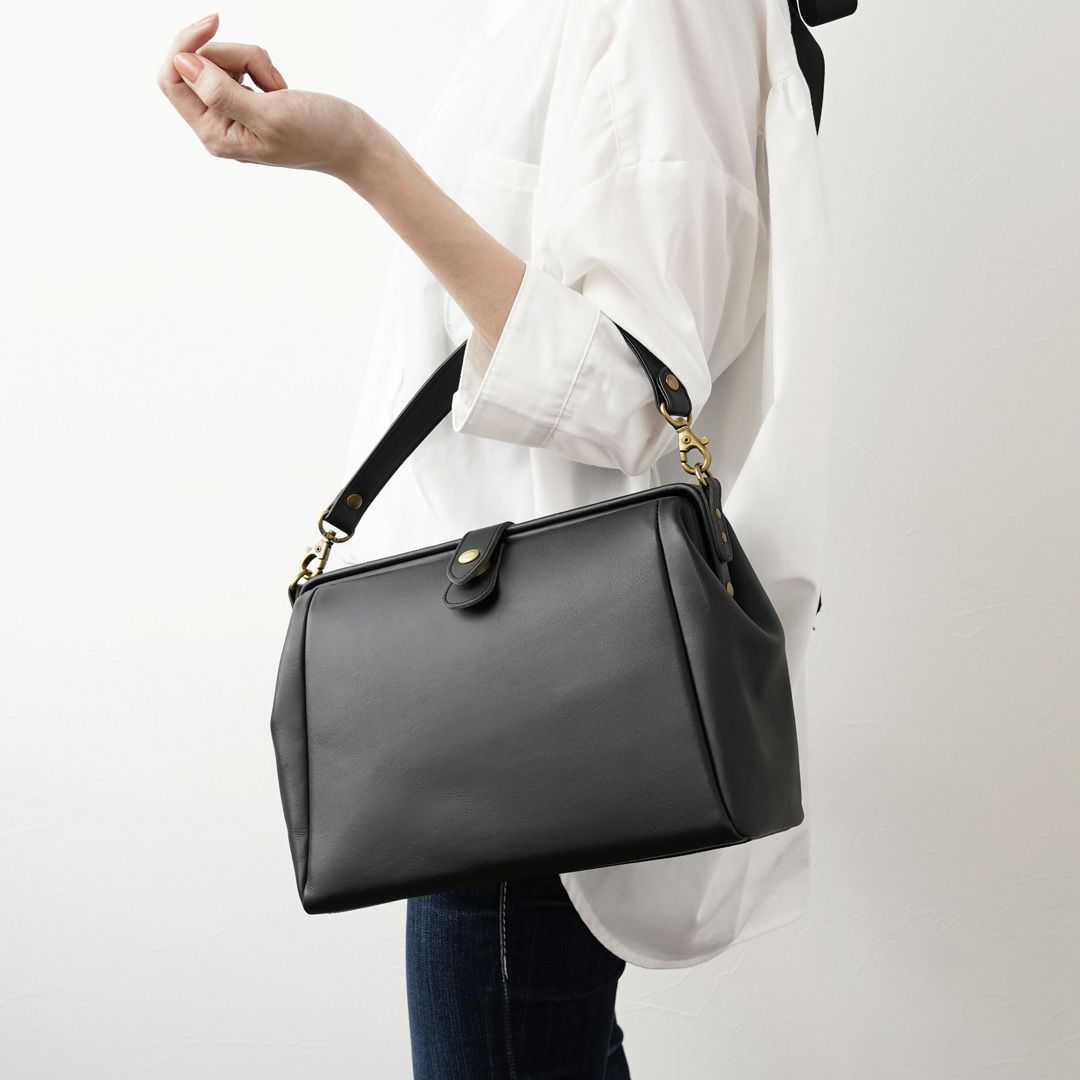 無駄な装飾がなく、フォルムを活かしたシンプルなデザインのため、斜め掛けでカジュアルに街散策、斜め掛けを外して、フォーマルな仕様で、夜のレストランでも上品に活躍。