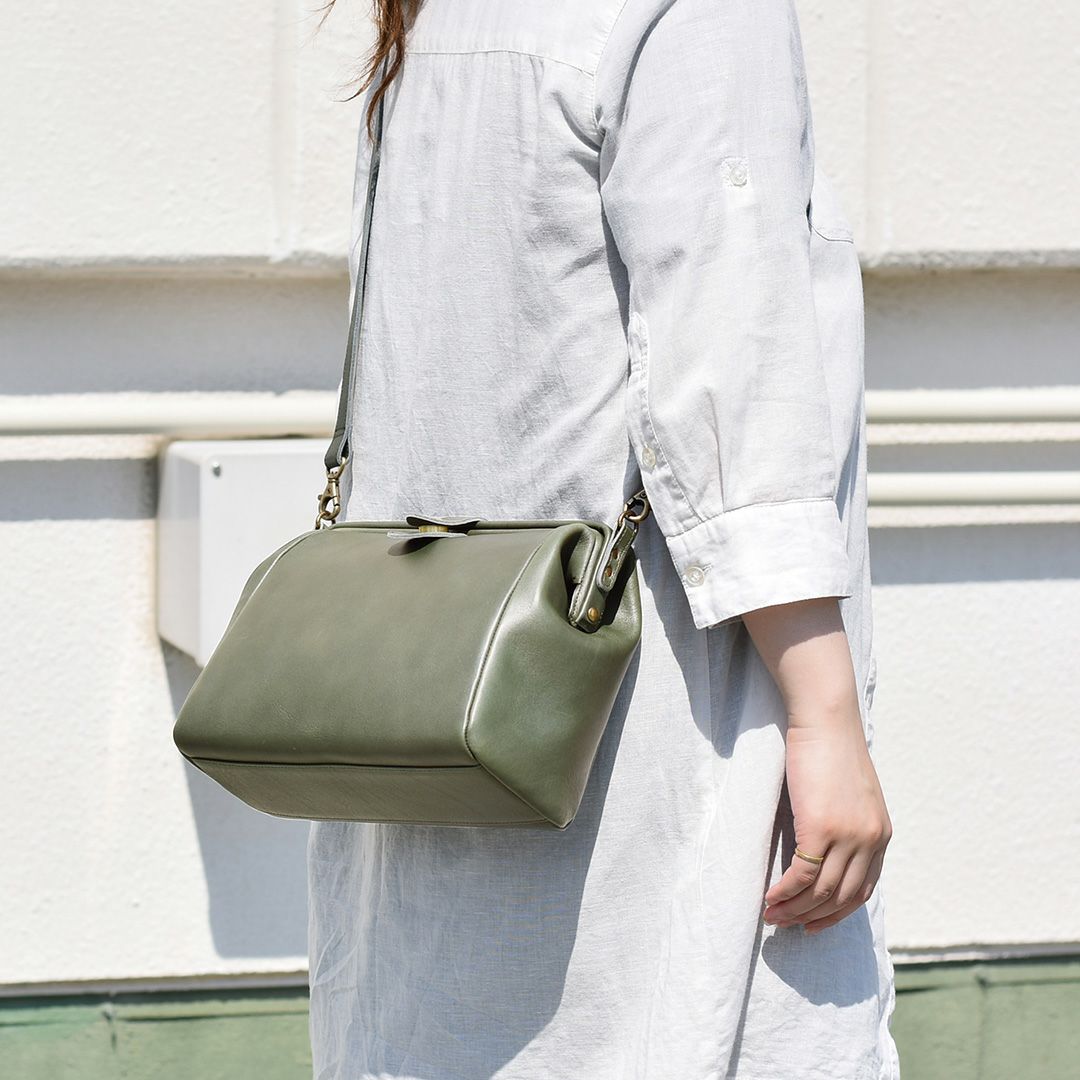 イギリスのハイランド地方の森をイメージした、奥深い色合いのグリーンは、ヌメ革を土台にナチュラルな染料で染め上げた、HIRAMEKI.だけの別注カラー。