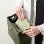 不思議とどんな色の洋服にも合わせやすく、オシャレ度をぐんとUPさせてくれます。