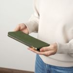 日本人に親しまれているヤマツツジからとった朱色の優しい赤をイメージして染められた色です。