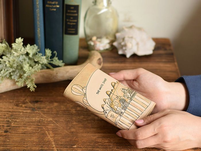 大きい一枚革を贅沢に使用し、表全面に アート染色を施した、長三つ折り財布です。