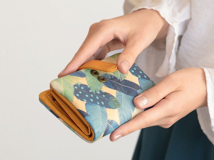 フェザーカーテンは、メーテルリンクの童話「青い鳥」と出会った少女をイメージしたデザインです。