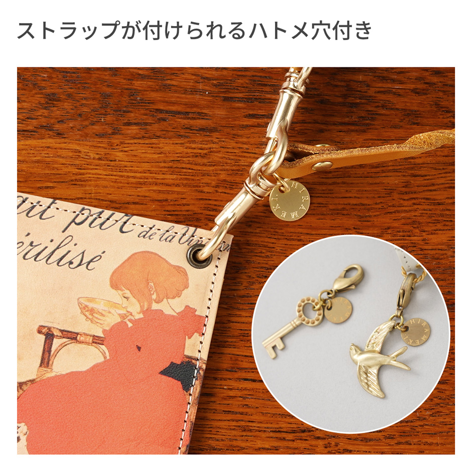 角にハトメ穴が付いているので、ストラップやチャームを付けて、アレンジすることができます。