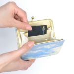 お札は二つ折りにして小さなポケット、小銭は見やすく取り出しやすい大きな ポケットへ。コンパクトでありながら、必要なものがきちんと収納できます。