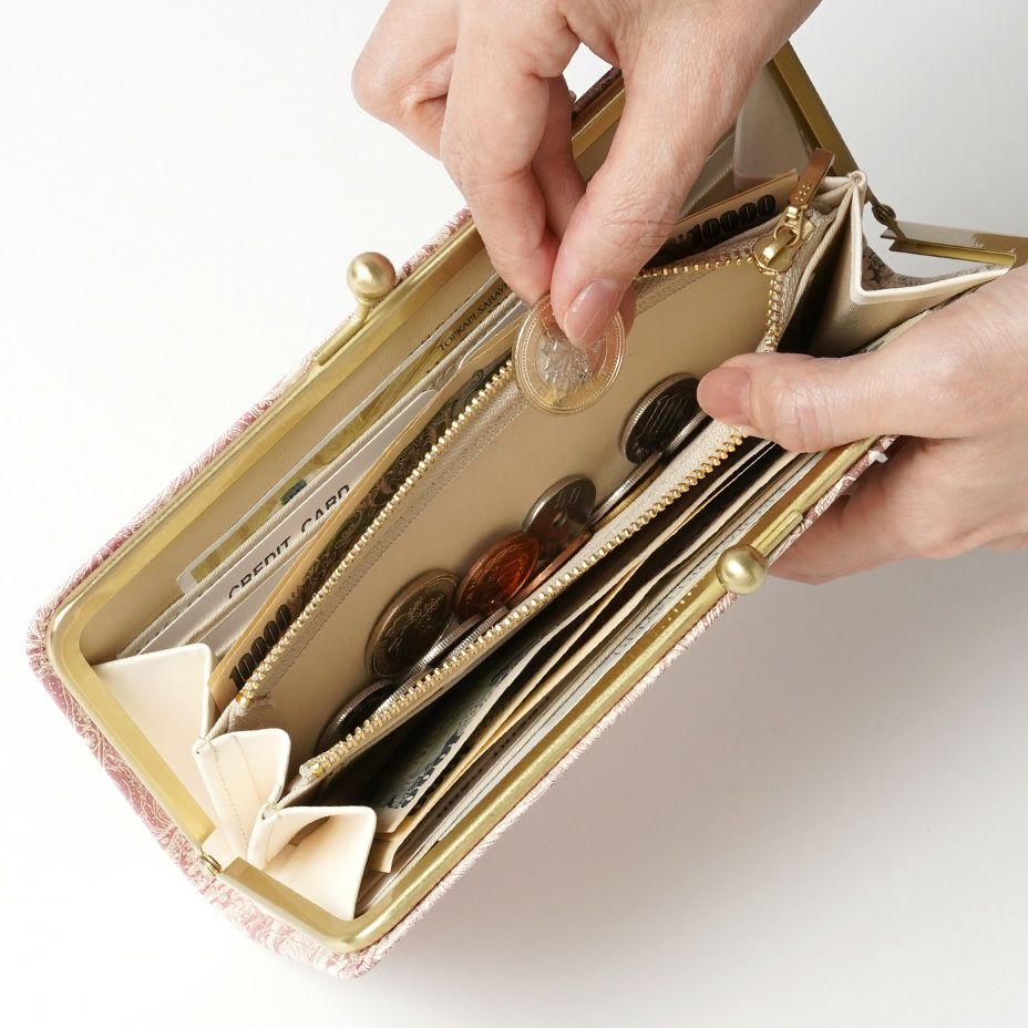 スリムに仕立てられたデザインは女性の手でも持ちやすく、洗練されたスマートな印象。