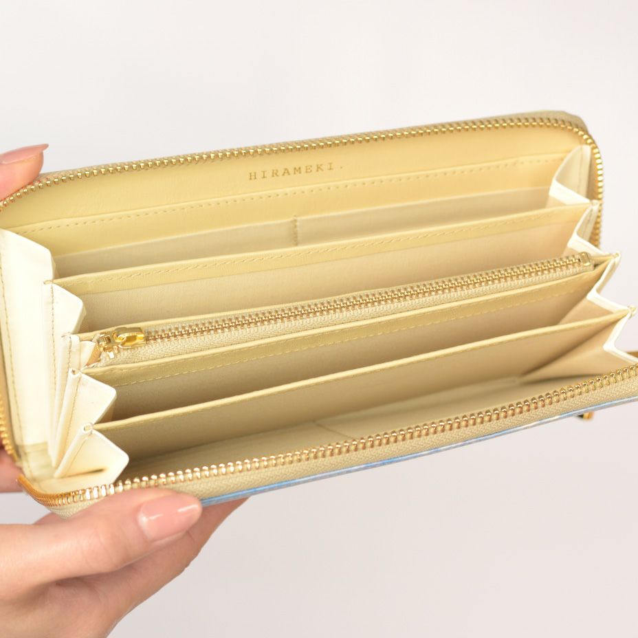 スマートフォンや通帳も入る大容量。