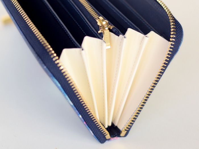 大きく開いて見やすいジャバラ仕様。