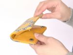 このコインパースの特徴は、ホックを開き、お財布を傾けることで 小銭が見やすく、出し入れできるという、シンプルな構造。