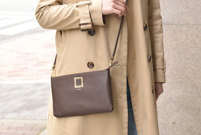 【会員ポイント交換景品】 レザーフラットポシェット＜チョコ・ネイビー＞