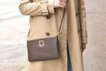 【会員ポイント交換景品】 レザーフラットポシェット＜チョコ・ネイビー＞