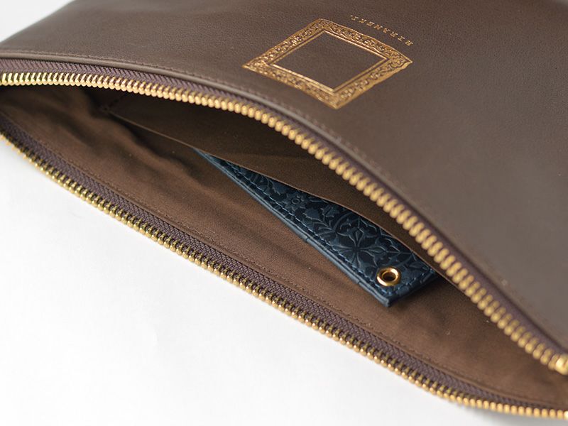 【会員ポイント交換景品】 レザーフラットポシェット＜チョコ・ネイビー＞