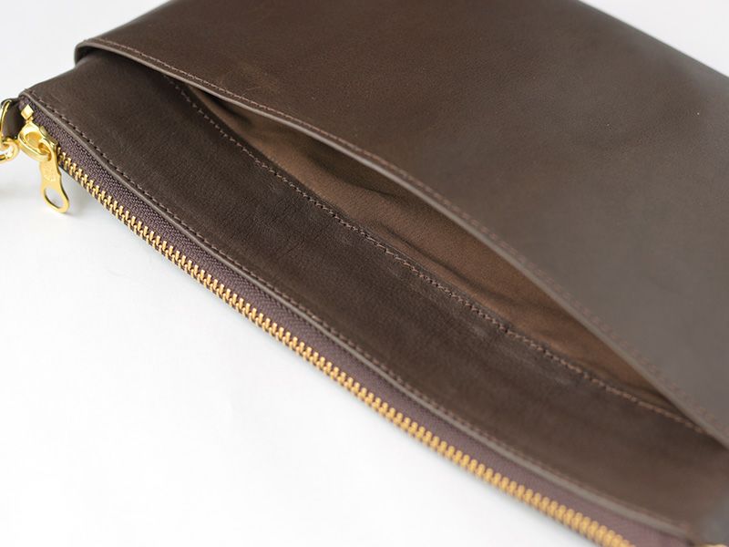 【会員ポイント交換景品】 レザーフラットポシェット＜チョコ・ネイビー＞