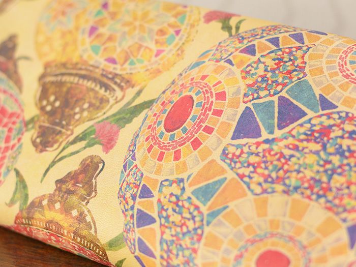 牛革に直接デザインを施すため、革本来の質感を損なうことなく経年変化を楽しめます。上質なやわらかさを加え、思わず触りたくなるような質感を追求しました。