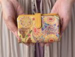 コロンとしたフォルムの可愛い二つ折り財布です。 両手にスッポリ収まるサイズで、小さいバッグの時にもお勧めです。 