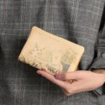 L型ファスナー折り財布「オリエンタルランプ」の手持ち写真です。