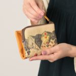 L型ファスナー折り財布「オリエンタルランプ」の手持ち写真です。