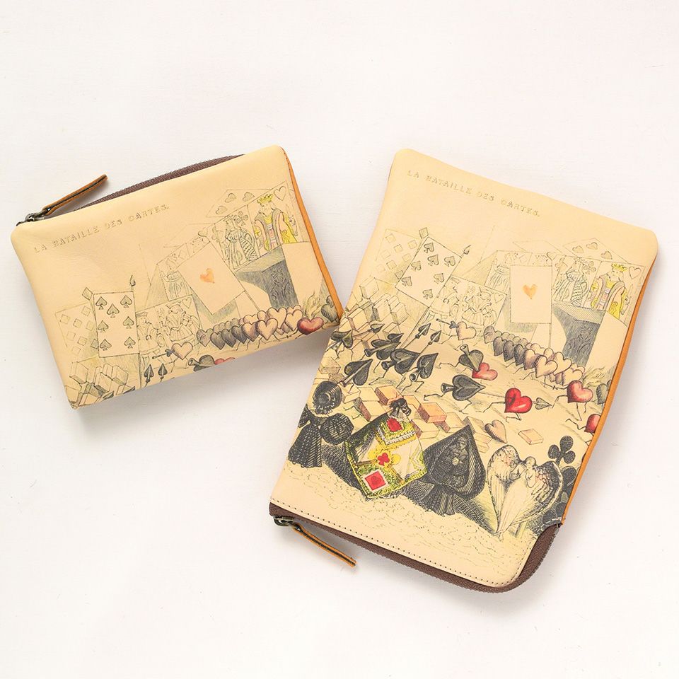 お財布を開くと一枚革に施されたアートをご覧いただけます。