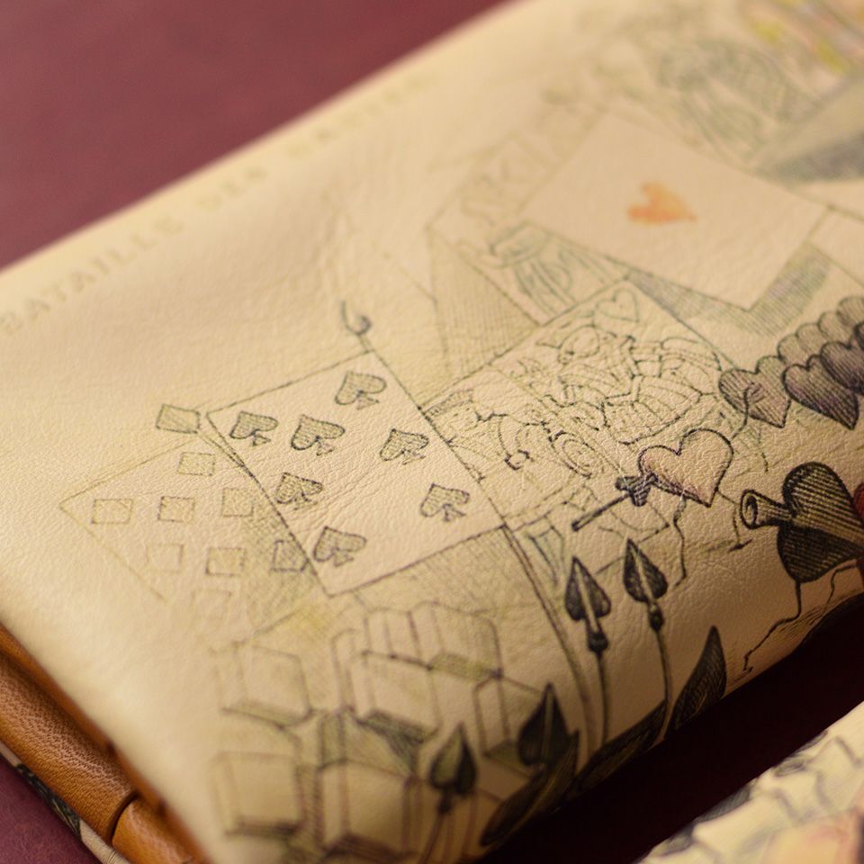 牛革に直接デザインを施すため、革本来の質感を損なうことなく経年変化を楽しめます。