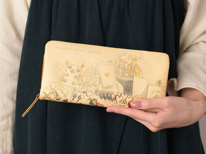 牛革に直接デザインを施すため、革本来の質感を損なうことなく経年変化を楽しめます。上質なやわらかさを加え、思わず触りたくなるような質感を追求しました。