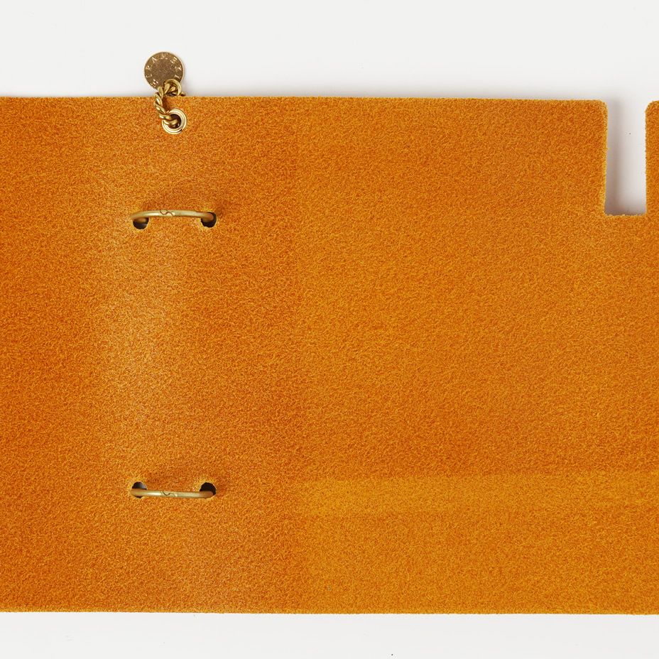 裏側は革素材そのまま。「革漉き処理」の際、革の裏面の一部に筋ができる場所がございます。