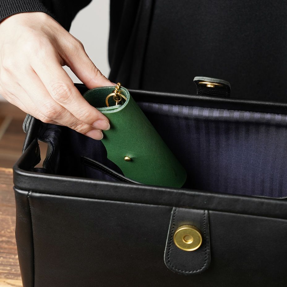 止め具はギボシになっているので、開閉が簡単です。