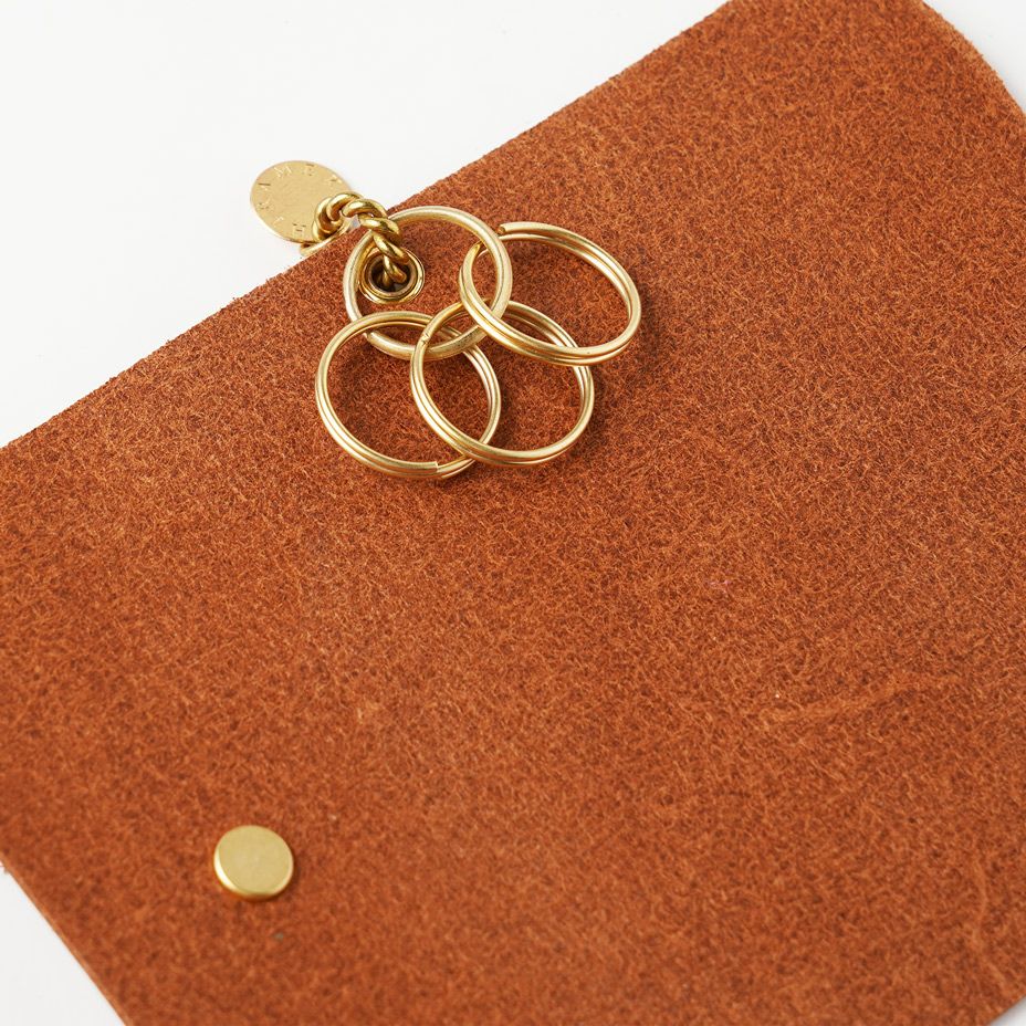 2重リングの１つにはオシャレなワンポイントタグ付き。