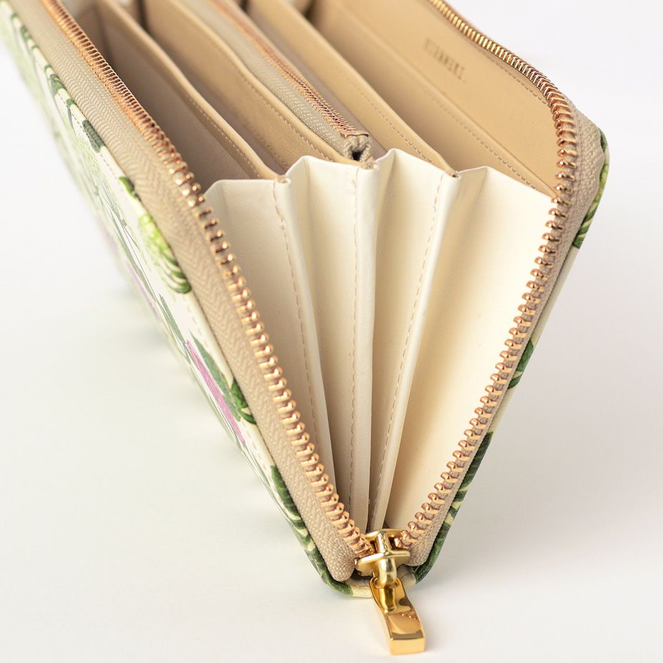 大きく開いて見やすいジャバラ仕様。内側にはHIRAMEKI.の箔押しロゴ♪