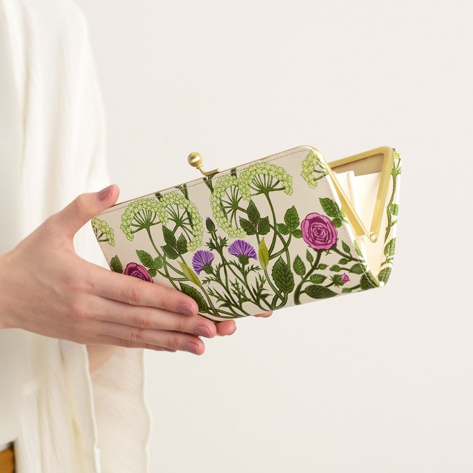 どの花たちも、上品かつ愛らしさがあり、個性的で、持つ人の心を明るく華やがせてくれます。