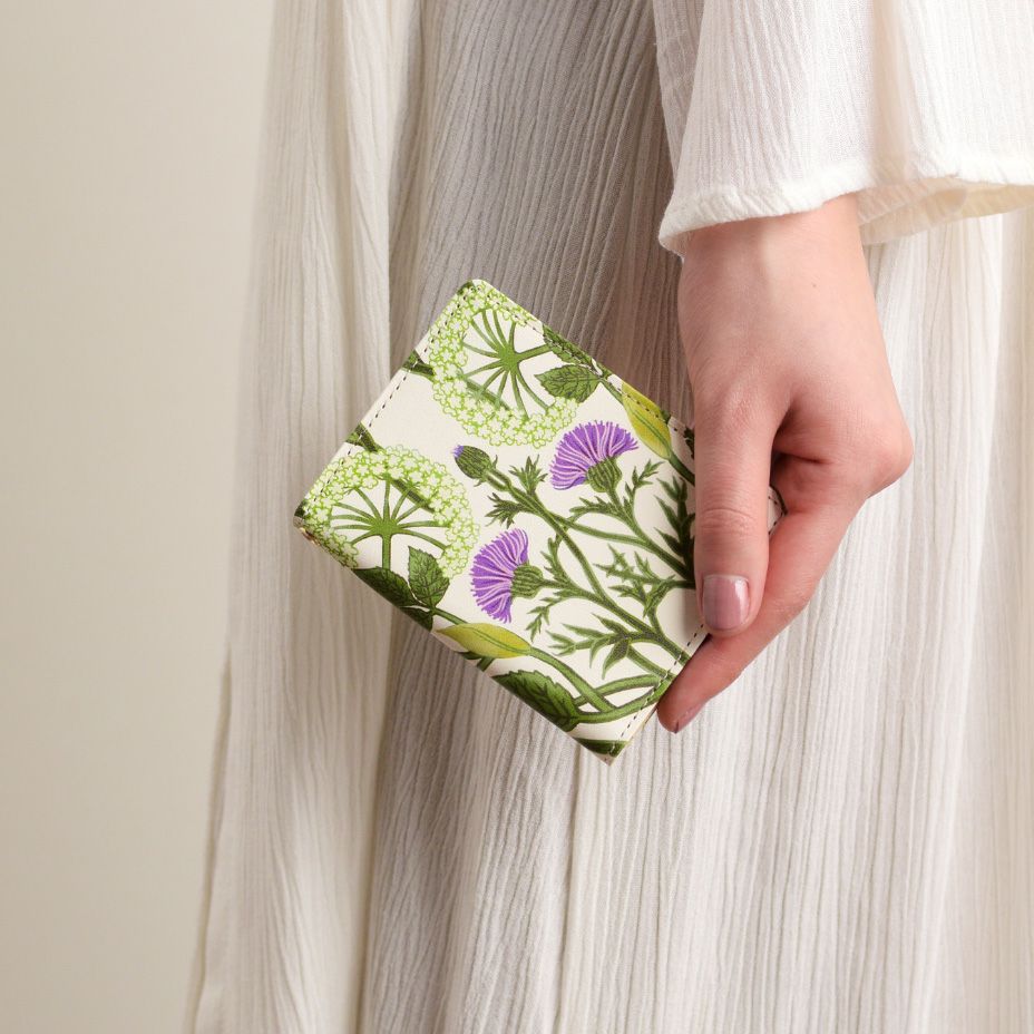 イギリスで出会った初夏に咲く花たちからインスパイアされたデザインです